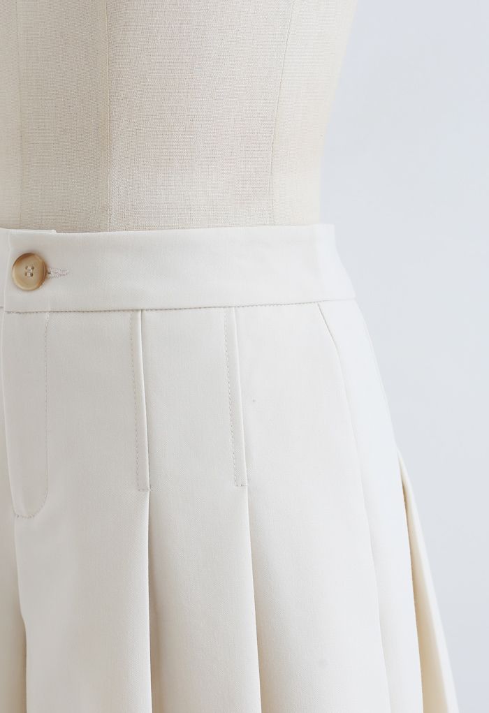 Side Pocket Pleated Shorts in Cream